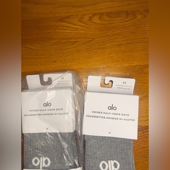 Alo Yoga Socks 2 Pair Medium Gray White Half Crew Athletic NWT - Picture 4 of 7